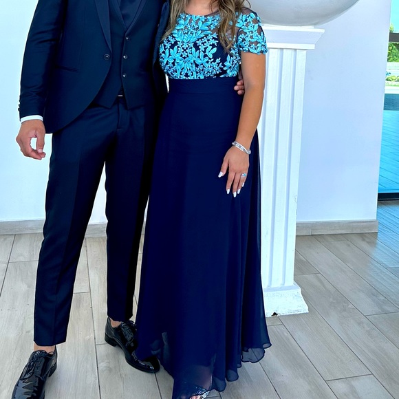 Js collection embroidered flared gown - Picture 2 of 3